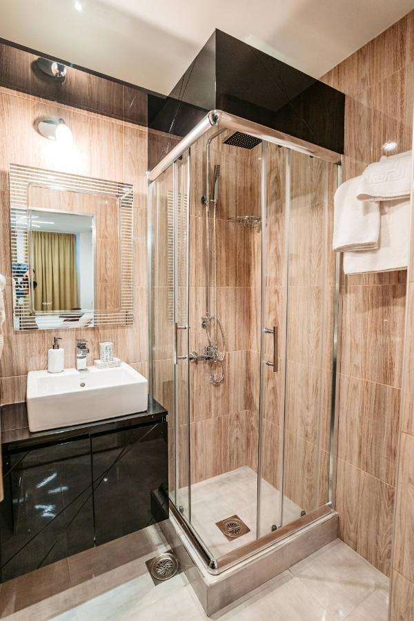 Magico Rooms & Apartments นิส ภายนอก รูปภาพ